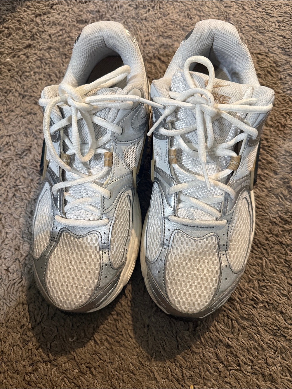 Nike Men's White and Silver Athletic Running Shoes